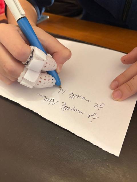 Fabriquer des orthèses thermoformées pour faciliter l’écriture chez un enfant hyperlaxe à Allauch