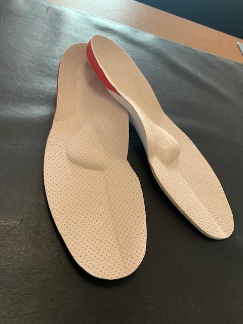 Orthèses plantaires (semelles orthopédiques) pour tendinite de la patte d’oie – fabrication sur mesure à Allauch (13011-13012-13013)