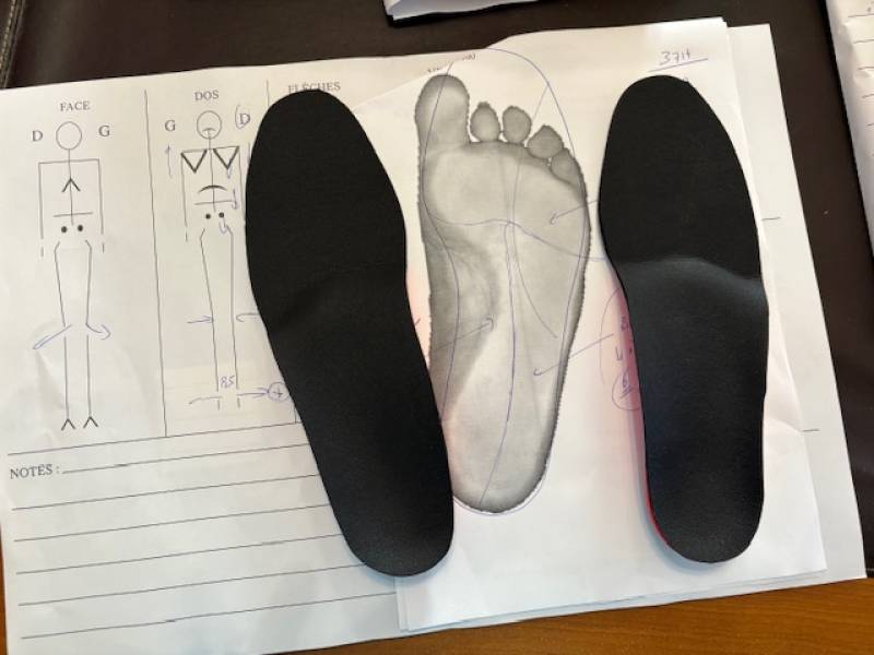 Semelles orthopédiques pour gonarthrose interne (arthrose du genou) – fabrication sur mesure à Allauch (proche de 13011 13012 13013)