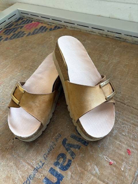 Chaussures ouvertes avec semelles anatomiques standards transformées en semelles sur mesure à Allauch (proche de 13011 13012 13013)