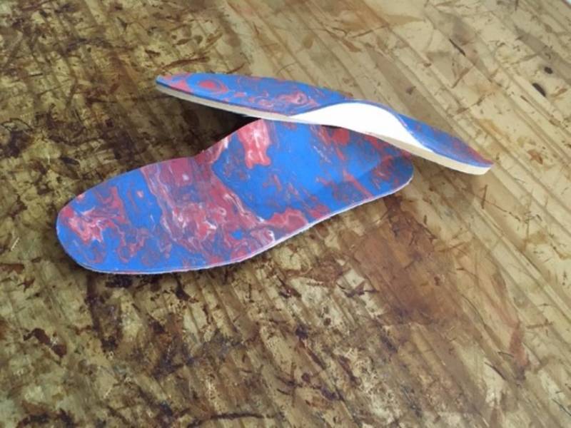 Semelles orthopédiques sur mesure pour enfant qui marche en avec la pointe des pieds en dedans (marche en adduction) et chute souvent. Podologie pédiatrique à Allauch proche de Château Gombert 13013