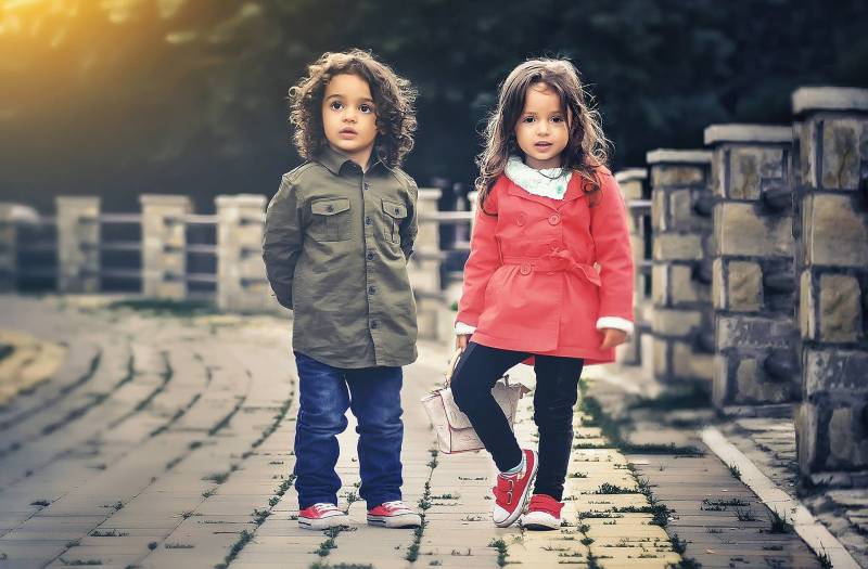 Mon enfant a les pieds plats : faut-il lui faire porter des semelles orthopédiques ?