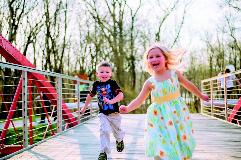 Mon enfant marche les pieds tournés vers l'intérieur : faut-il s'inquiéter ?