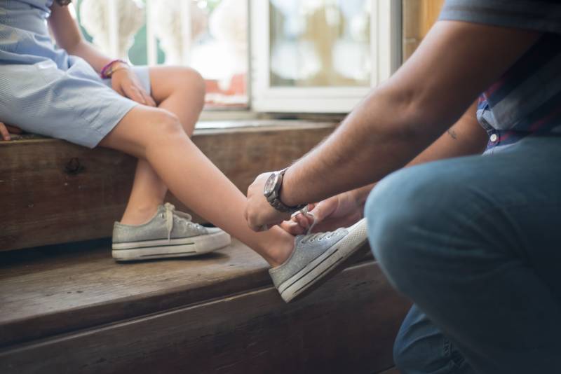Mon enfant use ses chaussures d'un seul côté : est-ce normal ?
