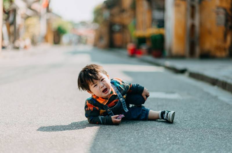 Mon enfant tombe souvent : faut-il consulter ?