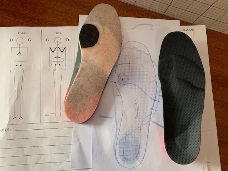 Semelles orthopédiques pour pied creux et verticalisation du premier métatarsien – Fabrication sur mesure proche de Marseille